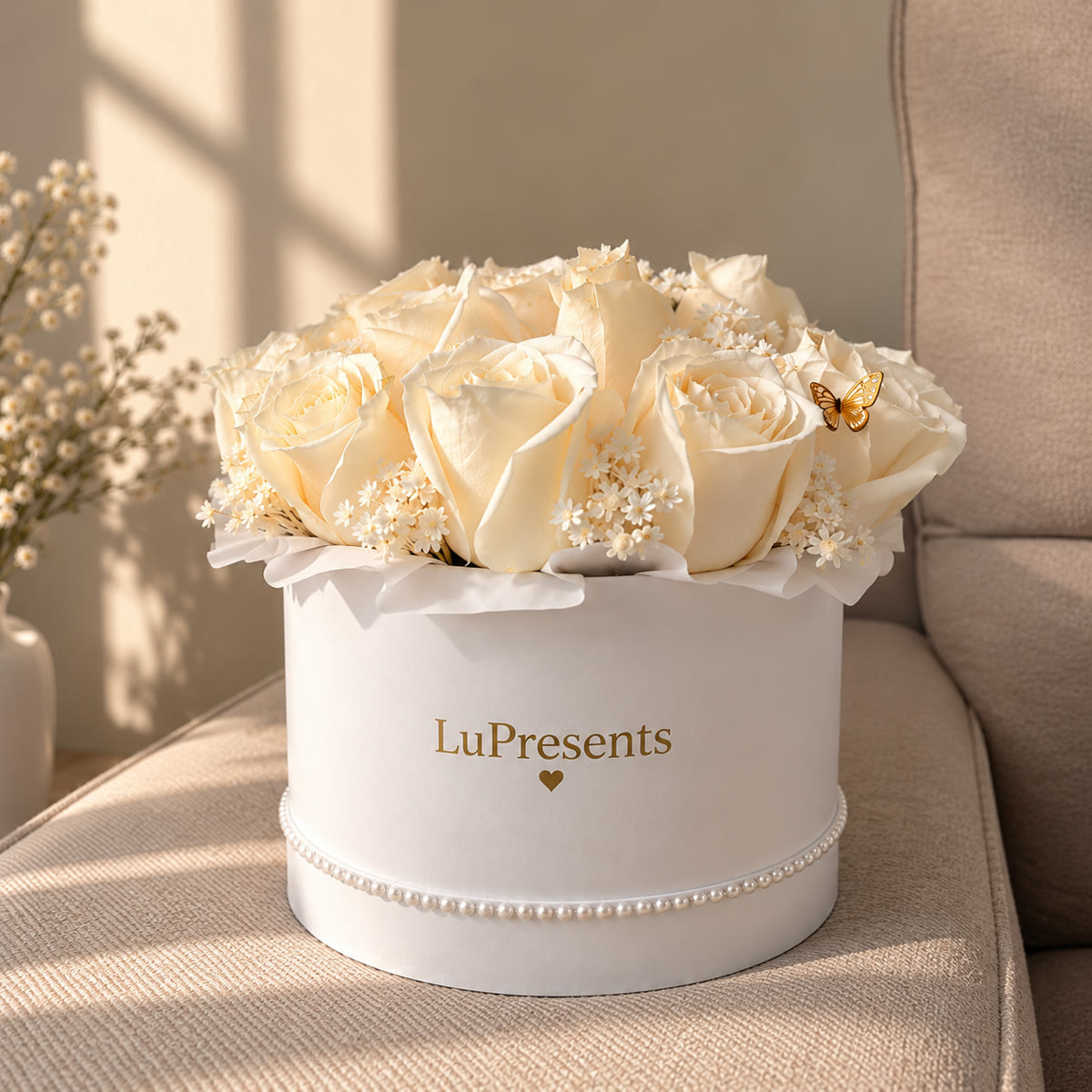Caja de rosas blancas en sombrerera LuPresents