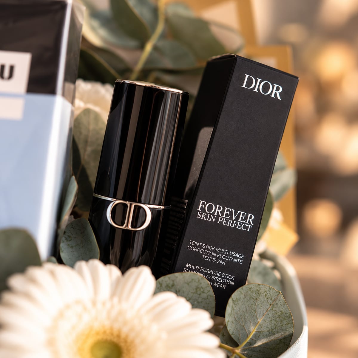 Caja regalo con perfume Miu Miu Miutine y flores blancas – foto 3