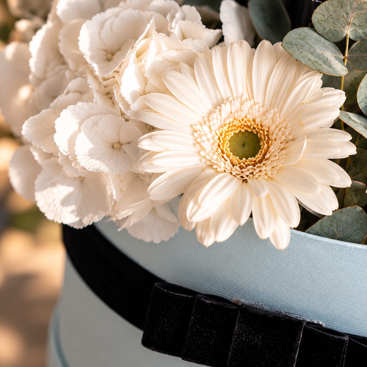 Caja regalo con perfume Miu Miu Miutine y flores blancas – foto 4
