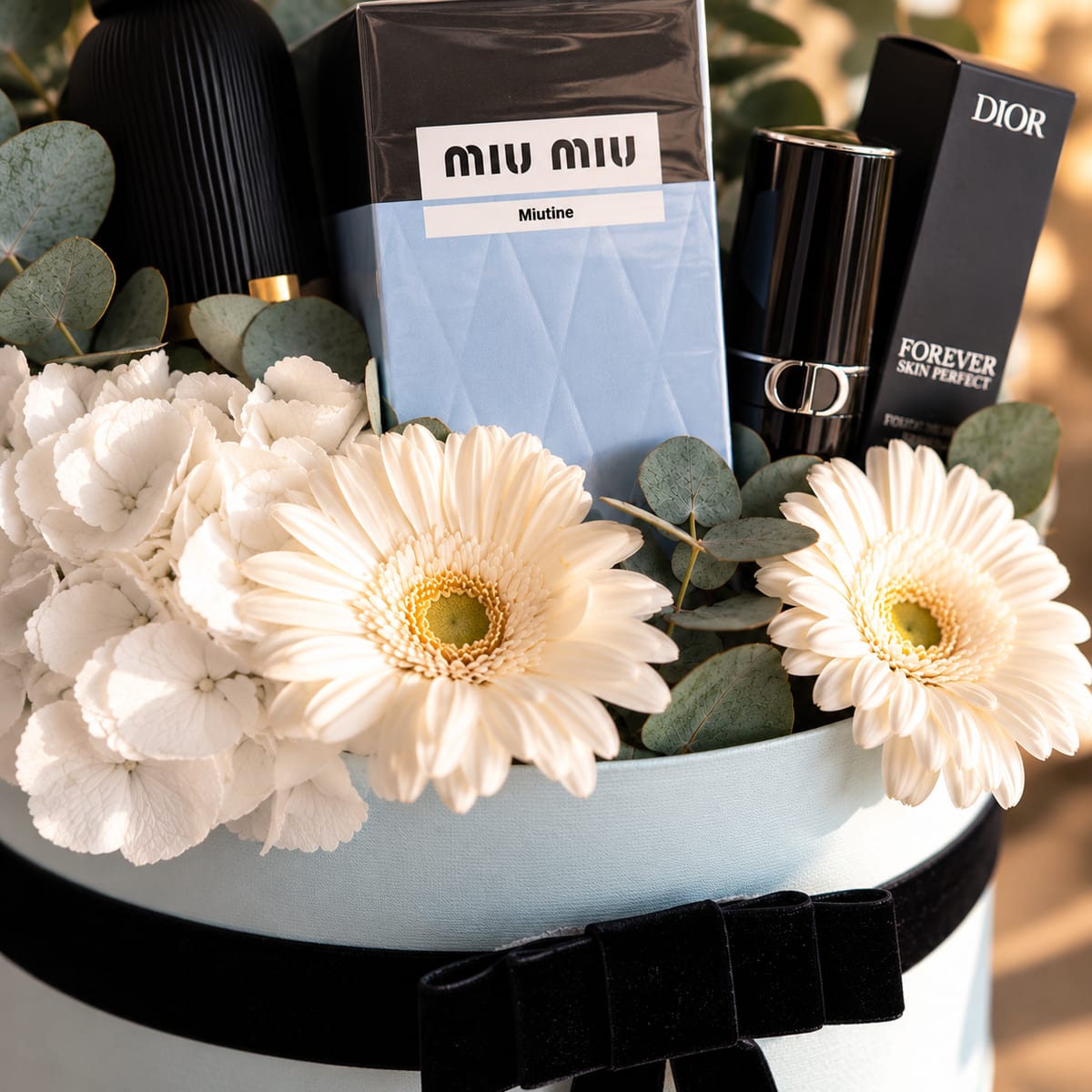 Caja regalo con perfume Miu Miu Miutine y flores blancas – foto 5